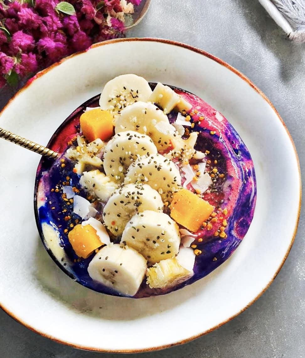 Purple smoothie bowl with bananas & mango.